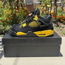 Jordan 4 Retro “Thunder” 2023 Size 9.5