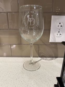 University of deleware Red wine glass