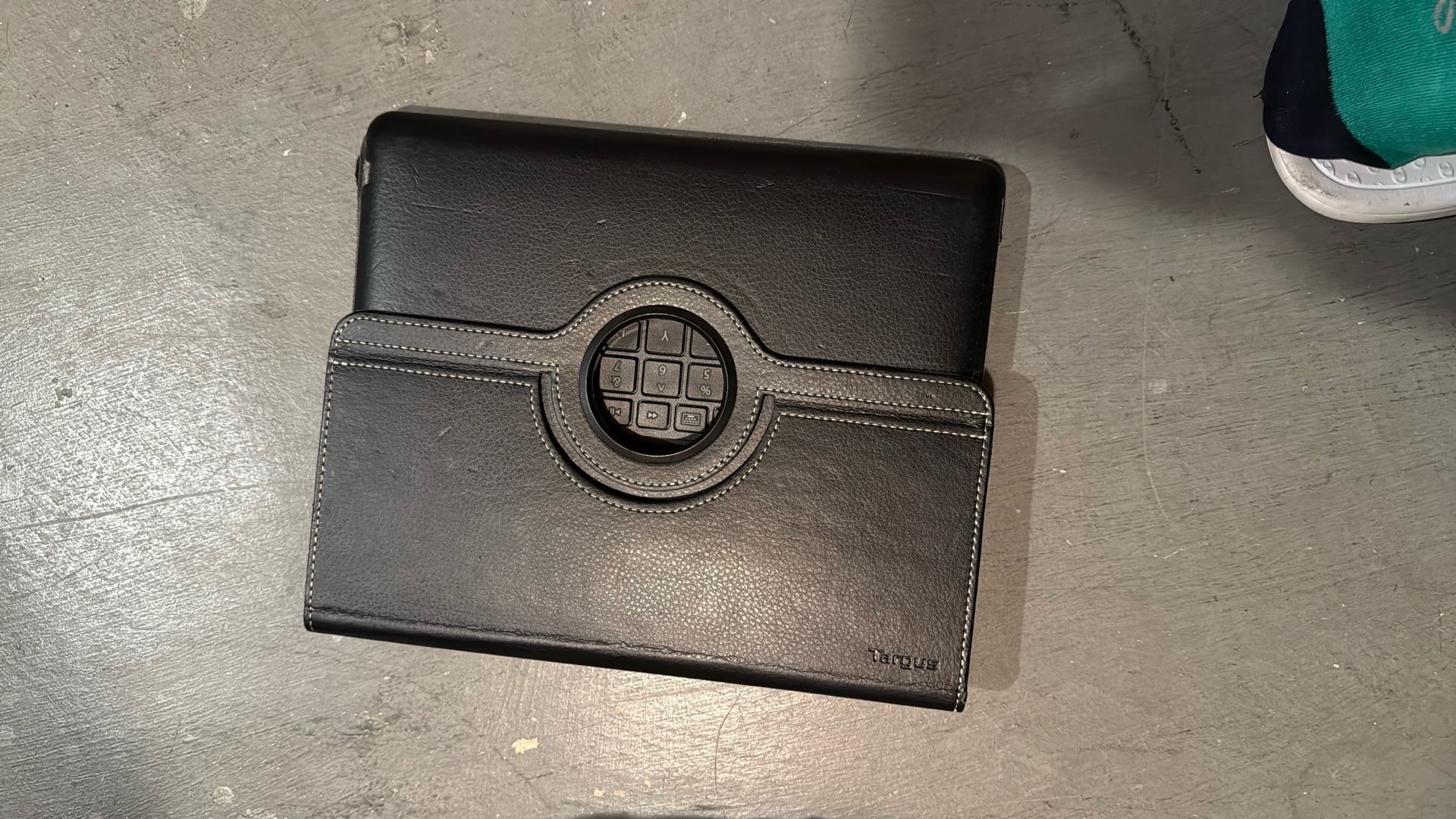 Targus Versavu Keyboard Case for Apple iPad 3rd Generation Wi-Fi/3G Model 16 GB, 32 GB and 64 GB THZ17101US (Black