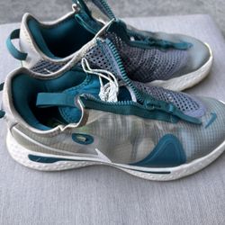 Uses Nike ACG Tennis Shoes Men’s Size 9.5. 