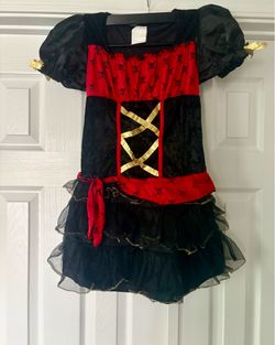 Pirate costume girl