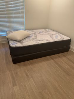 Queen Mattress + Box Spring – Clean & Comfortable