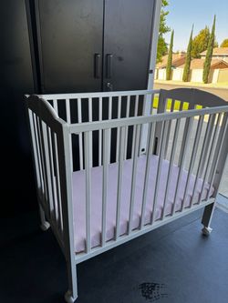 Dream on me White Wooden Mini Crib with Wheels with new mattress