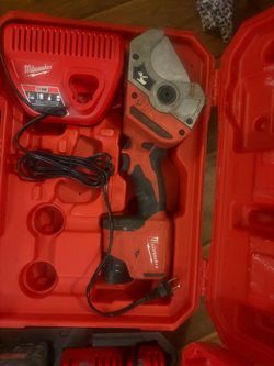 Milwaukee M12 Cordless Pipe Cutter with Charger