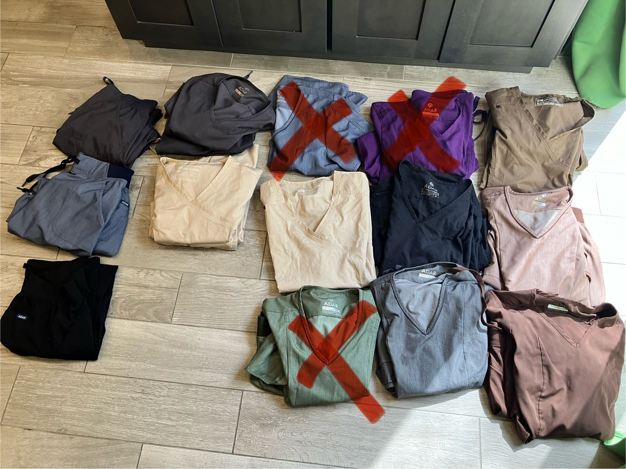 Adar MedGear Womens XL L Scrubs Uniforms Medical 7 Sets Top and Bottoms 2 Extra Bottoms Cash only Pick up Today