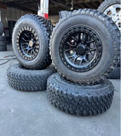 ‼️🔥Vendo set de Rines nuevos 17*9 patrón de. 6 139.7 12negativo con llantas 🛞 para Toyota Tacoma Chevy Silverado