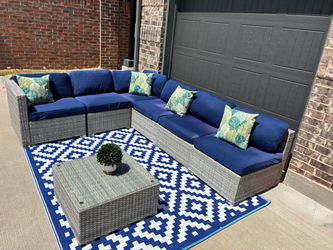 7 Piece patio wicker sectional set.