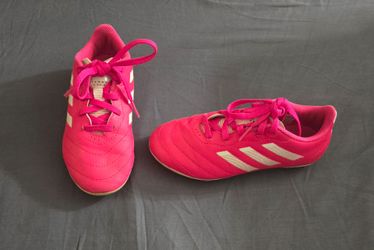 Kids soccer shoes