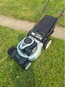Britain Stratton lawnmower with a bag good condition