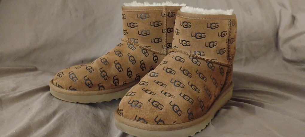 assic Mini Embossed Logo Boots.