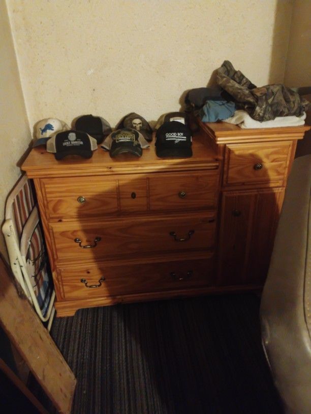 Beautiful Handcrafted Amish Made Dresser.