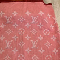 RARE LOUIS VUITTON SO SWEET
PINK MONOGRAM SHAWL/SCARF
M73697
