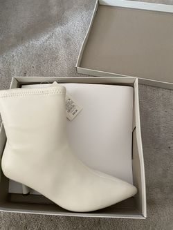 New With Tags Women’s Side Zip Boots Size 8
