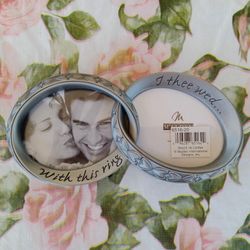 ❤️ NEW, Joined Silver Wedding Rings with Hearts, Picture Frame with Glass! 🌼 Dimensions: 7" x 3"