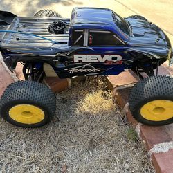 Traxxas Revo 3.3 RC Truck