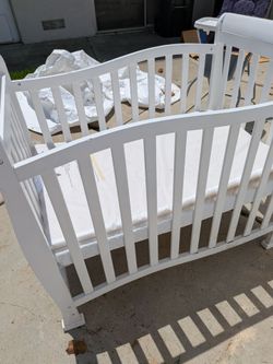 CRIB White wood.