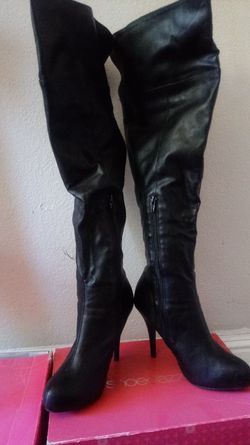 Over the knee all black boot with heel STILL AVAILABLE