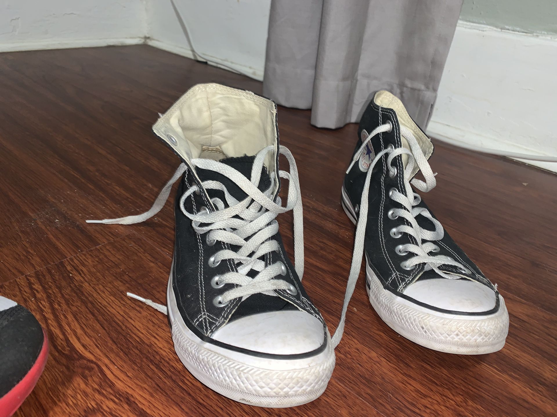 Size 8.5 converse Hardly worn. Just getting rid of extra closet space
