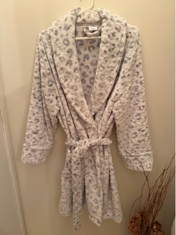 Robe — Size Large — NEW