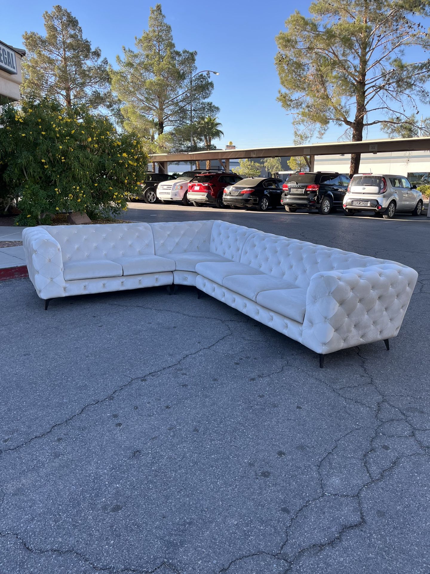 🤍 🛋️Large Beige 3 Piece Tufted Sectional 🤍($10 Delivery )