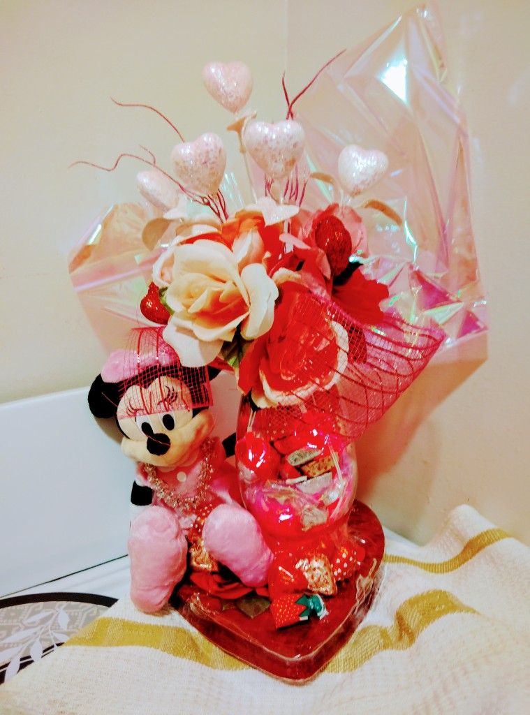 Valentine's Baskets And Vases For