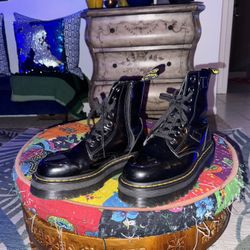 DOC MARTENS/BLACK SMOOTH LEATHER BOOT WITH METAL TOP/SIZE 10 UNISEX SHOE