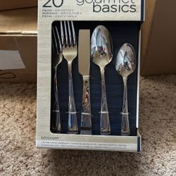 20 Piece Flatware Set