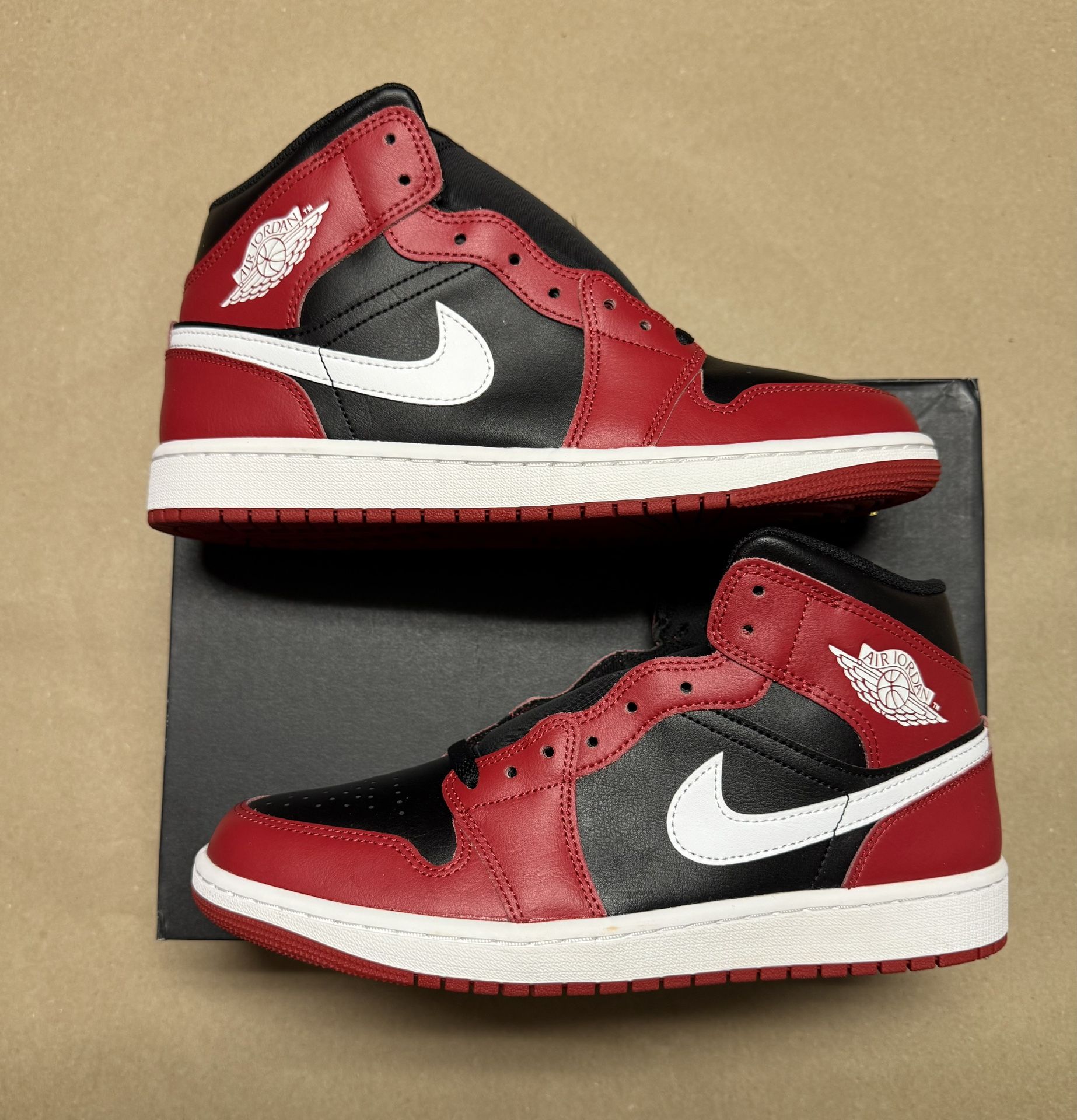 Nike Air Jordan 1 Mid Retro Mens size 9.5 Rare Bulls NEW!