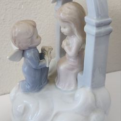 Beautiful Porcelain Angel Music Box. Plays Love Makes The World Go Round