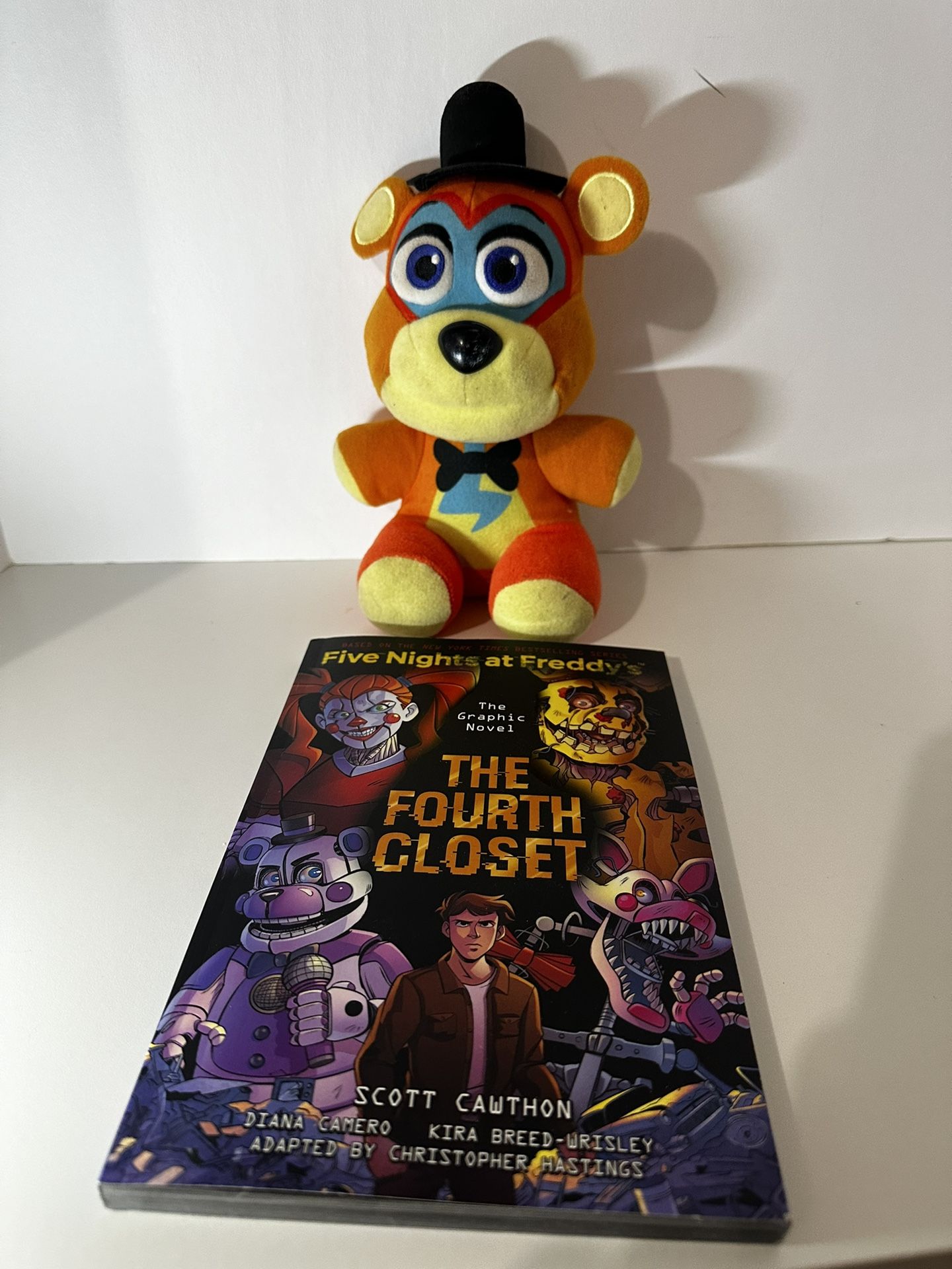 8" GLAMROCK FREDDY Five Nights At Freddy's PLUSHIES and The Fourth Closet comic book