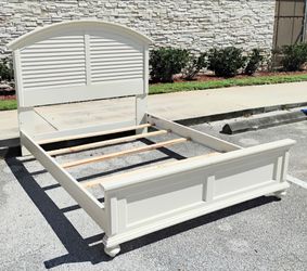 Broyhill Seabrooke Queen Coastal/Cottage Louvered Panel Bed Frame