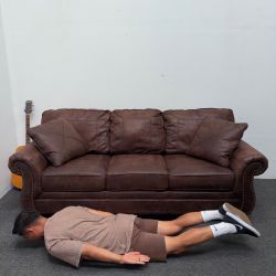 Studded 🟤 Brown (p)leather Sofa - Great Condition - Can Deliver