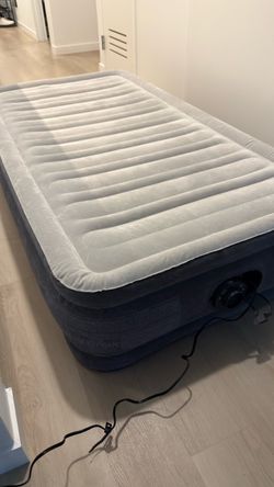 Inflatable twin Air Mattress with Built-In Pump