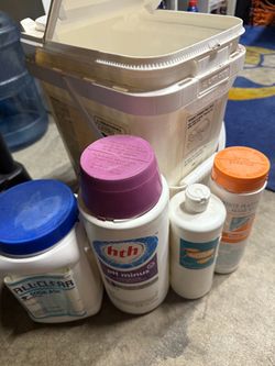 Pool cleaner/bleach tablets
