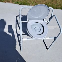 PORTABLE COMMODE SEAT TOILET IN GOOD CONDITION 