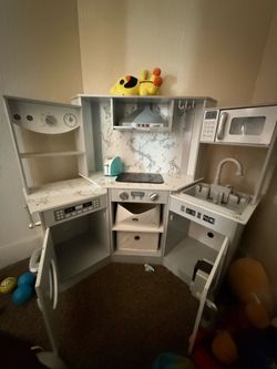 Children’s Toy Kitchen (light up stovetop & working sink)