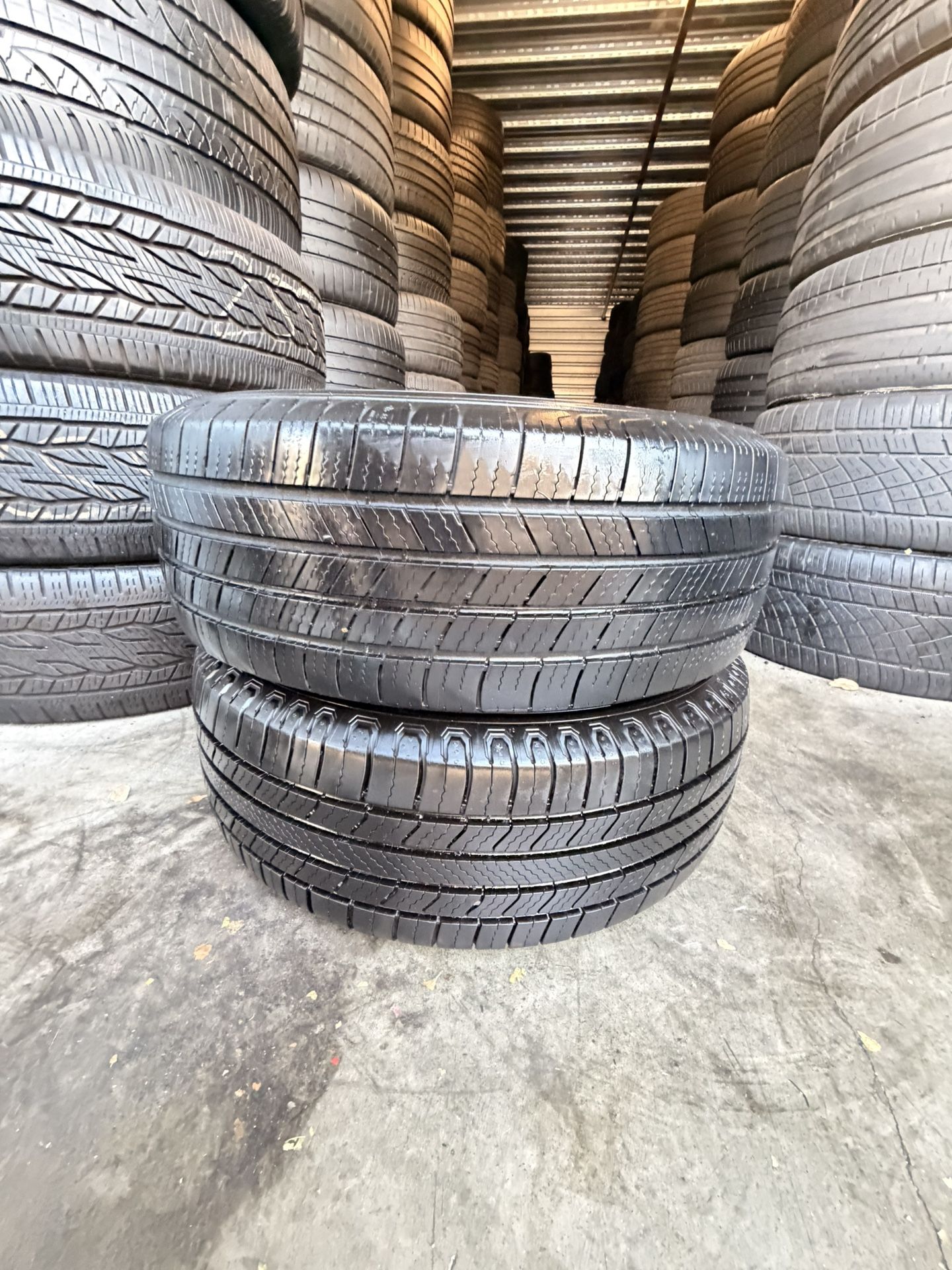 215/60/16 Michelin Defender (2)