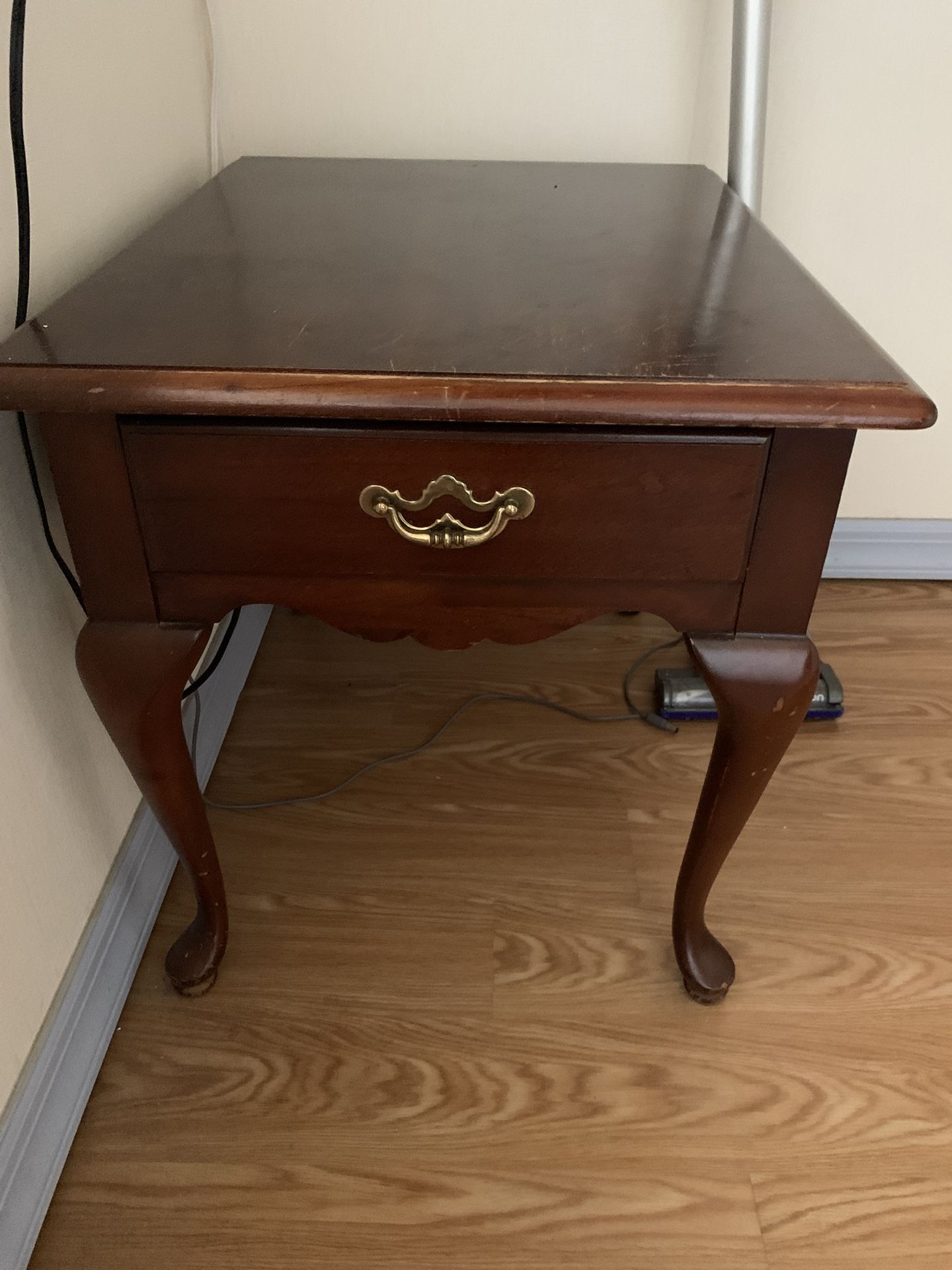 1980s Thomasville Queen Anne Cherry Side Table
