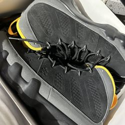 Retro 9 University gold Size 13