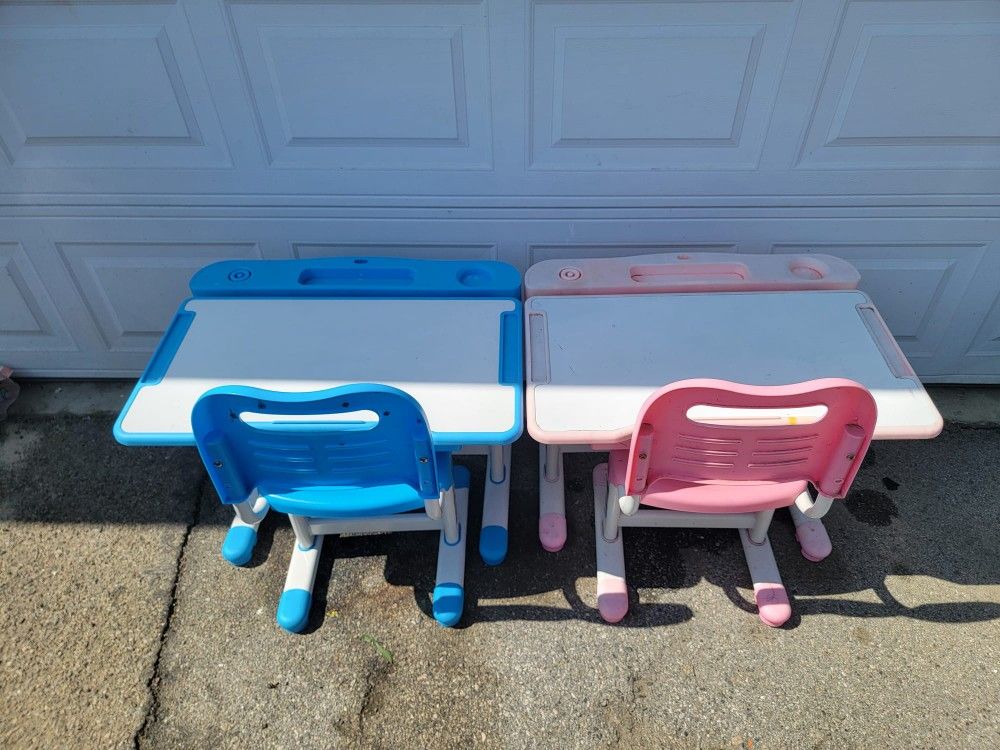 Qaba Kids Desk and Chairs Set