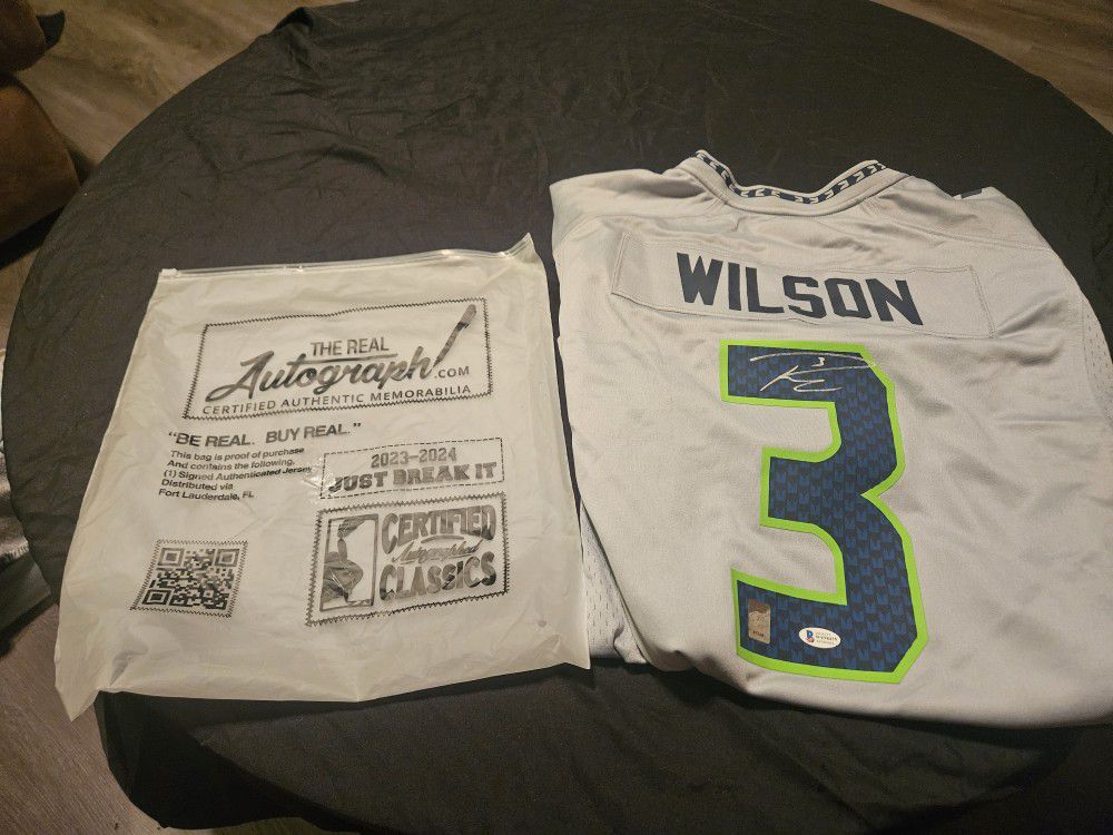 Russell Wilson Real Nike Authentic Autographed Jersey 