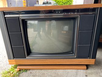 Vintage 1980s SR 3000 Wood console CRT television Vintage 1980s SR3000 wood console CRT television