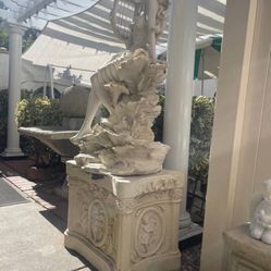 Gorgeous Statue Fountain with base perfect condition worth $900 