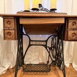 Antique SINGER Treadle Sewing Machine (c. 1905) – Oak Cabinet & Cast Iron Base
