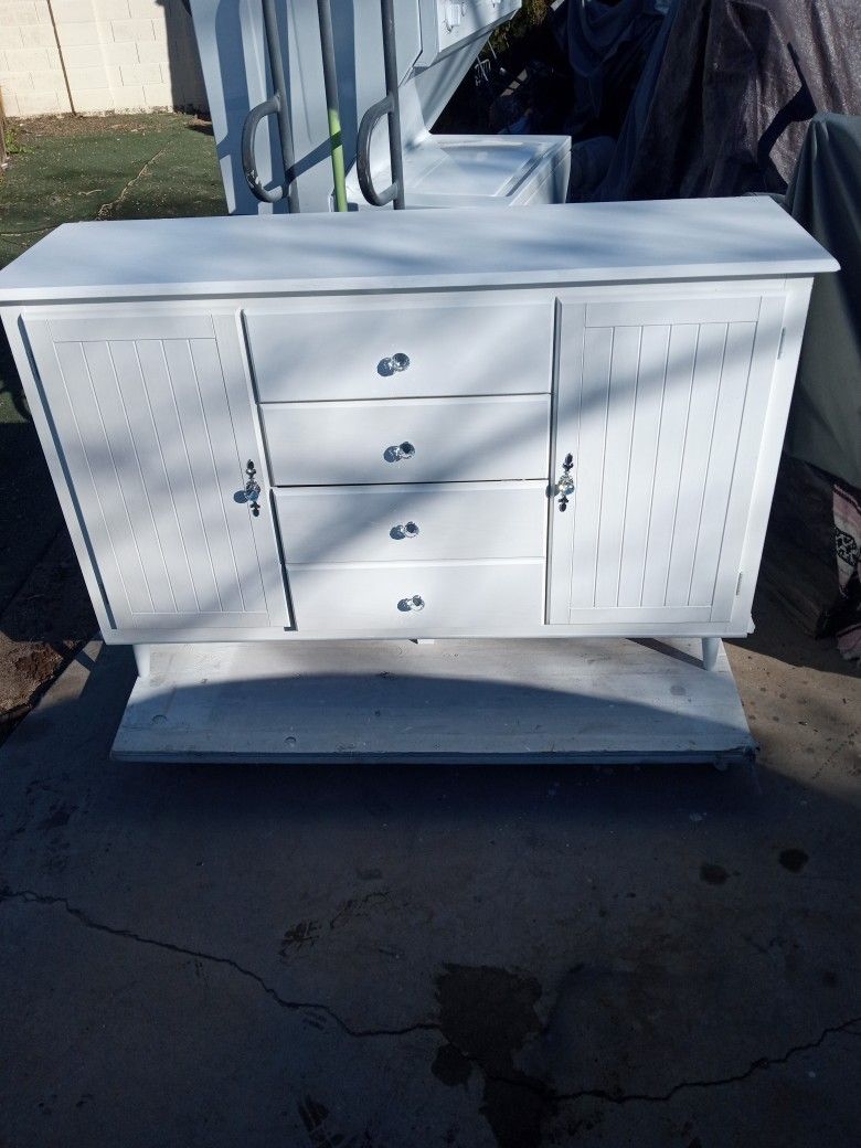 White Dresser With Crystal Knobs