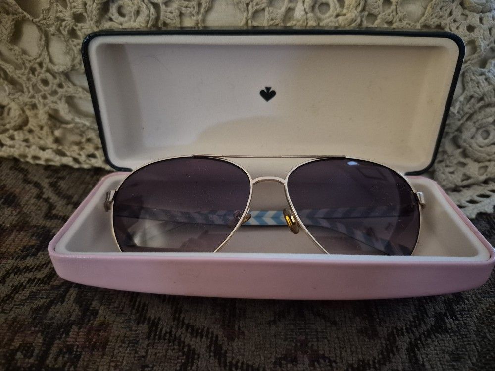 Hi! BEAUTIFUL KATE SPADE SUNGLASSES WITH CASE ( SLIGHT SCRATCH ON ONE LENSE)