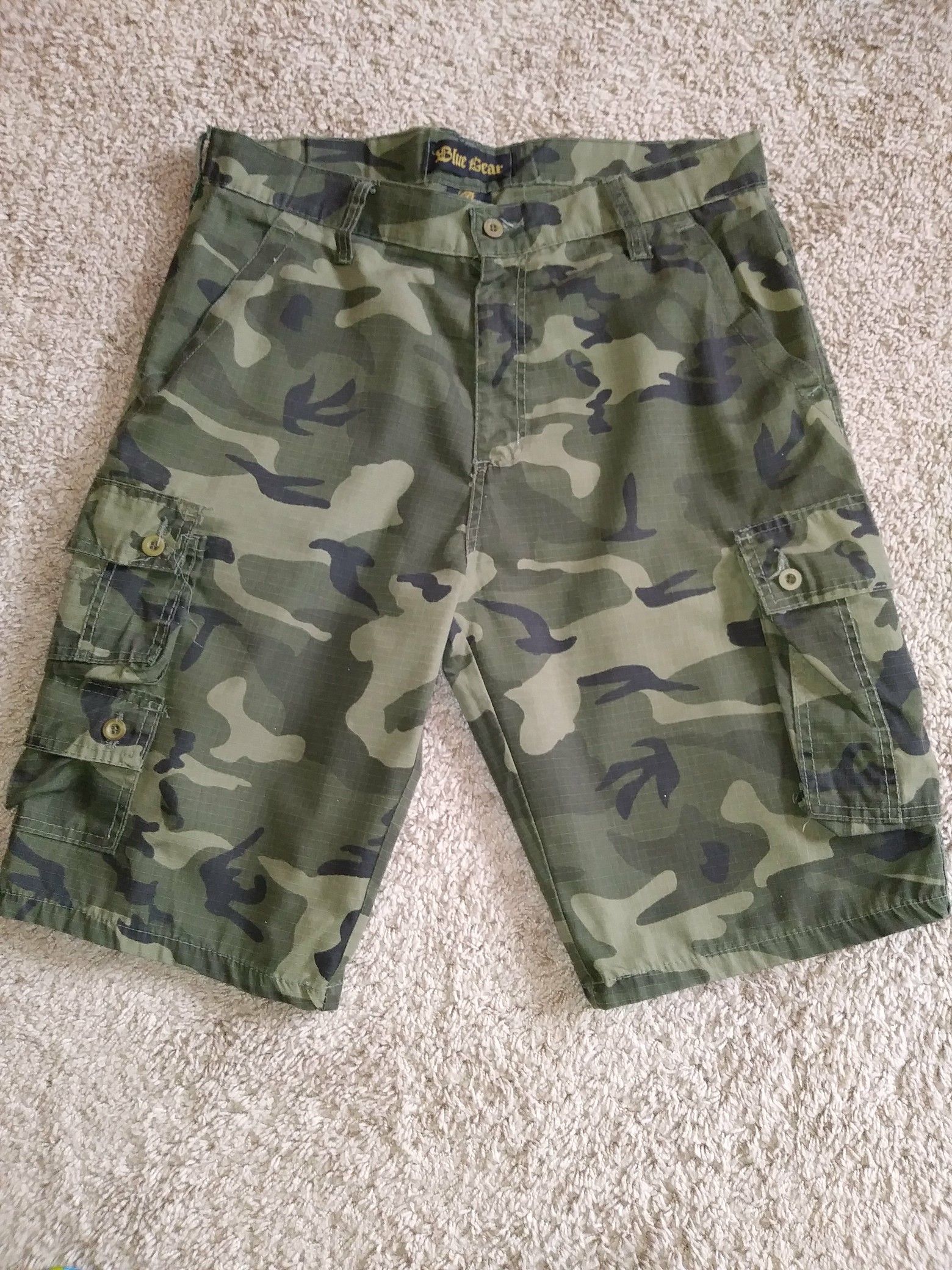 Camo cargo shorts Mens size 36 loose fit like new condition
