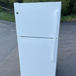 GE Refrigerator Fridge Freezer 2019 Model (free Local Delivery/30 Day Warranty)