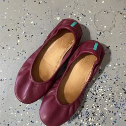 Maroon tieks