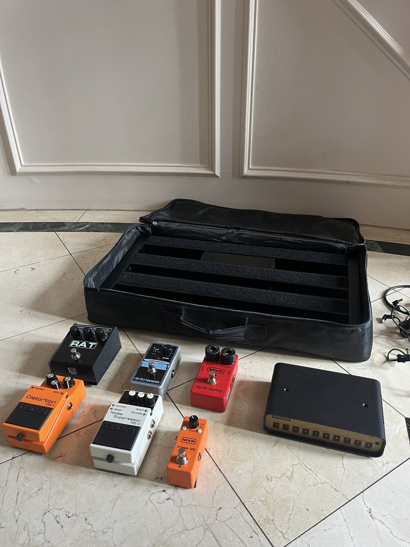 GUITAR PEDALS + PEDALBOARD